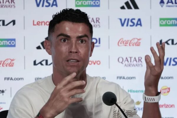 El jugador de la selección de Portugal Cristiano Ronaldo, durante la rueda de prensa tras el entrenamiento de la selección de Portugal este domingo en Dallas (Estados Unidos). EFE/Lavandeira jr