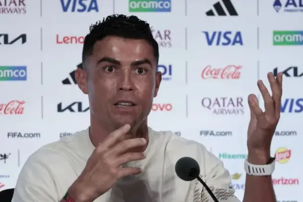 El jugador de la selección de Portugal Cristiano Ronaldo, durante la rueda de prensa tras el entrenamiento de la selección de Portugal este domingo en Dallas (Estados Unidos). EFE/Lavandeira jr