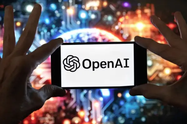 El logo de OpenAI en un teléfono celular en Boston, el 8 de diciembre del 2023. (AP foto/Michael Dwyer)