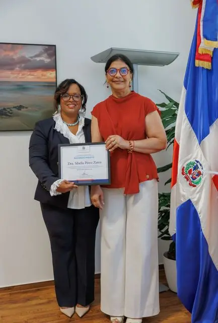 Embajada de la República Dominicana en Alemania reconoce a la Dra. Sibella Pérez Zaten. JPG.