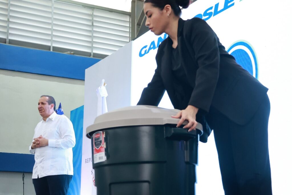 En la actividad se mostró la manera de limpiar los tanques y taparlos para evitar que se forme el mosquito. Elieser Tapia.