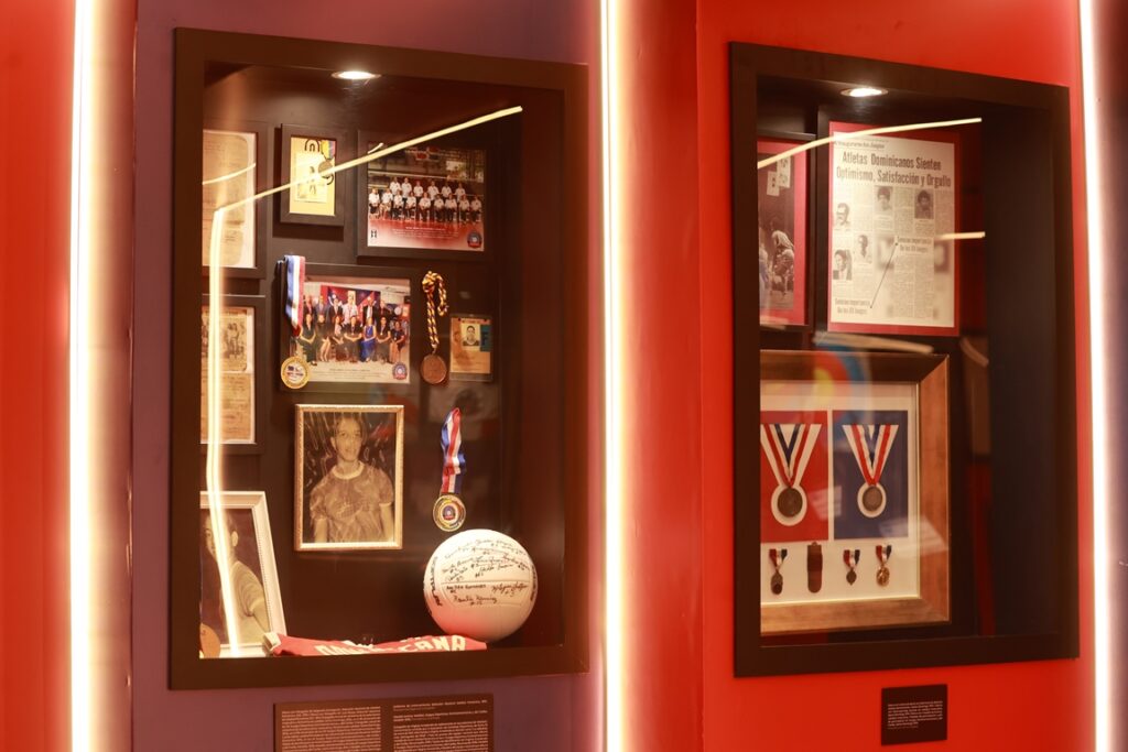 En la exposición en el Museo del Deporte cuenta con espacios de atletas específicos donde muestran que medallas, fotos, balones y otros. Elieser Tapia.