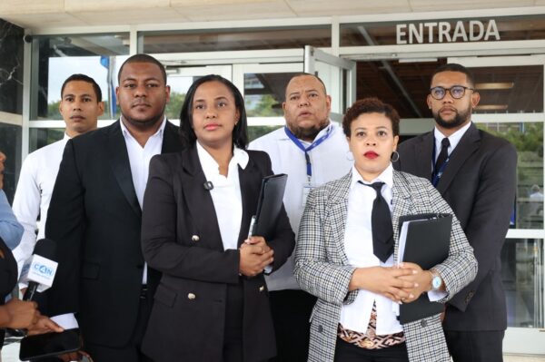 Equipo de la DIDA encabezado por Zully Arias en su llegada a la Suprema Corte de Justicia para depositar amparo ante el Tribunal Superior Administrativo (TSA). Alexis Monegro.