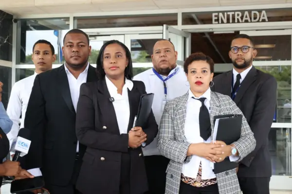 Equipo de la DIDA encabezado por Zully Arias en su llegada a la Suprema Corte de Justicia para depositar amparo ante el Tribunal Superior Administrativo (TSA). Alexis Monegro.