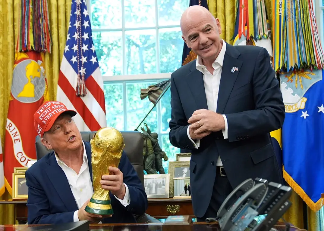 El escándalo por la tarjeta roja vuelve a poner la relación entre Trump e Infantino bajo el foco de atención