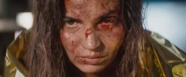 Fotograma cedido que muestra a la actriz Souheila Yacoub durante una escena de la película de terror 'Evil Dead Burn'. EFE/ Warner Bros. Pictures