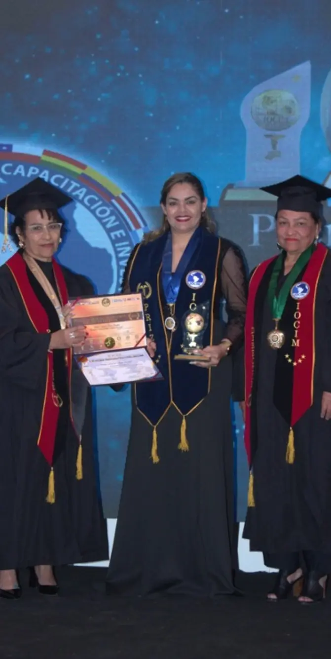 Perla Massiel Sosa, mientras recibe los reconocimientos.