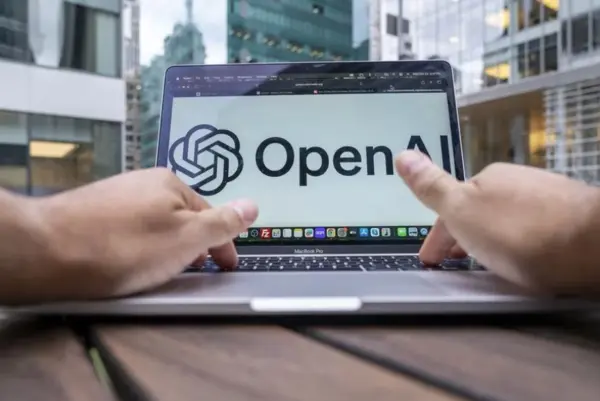 Fotografía de archivo de una persona revisando su computador con el logo de OpenAI. EFE/ Ángel Colmenares