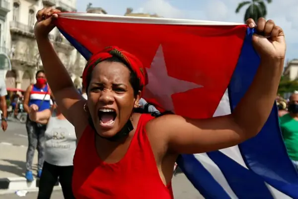 Fotografía de archivo del 11 de julio de 2021 que muestra a una mujer durante una manifestación, en La Habana (Cuba)