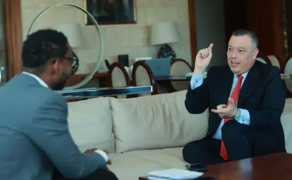 Francisco Gamboa conversa con Anyelo Mercedes en una entrevista para EL DÍA en su paso por el país como invitado de ProDominicana. ELIESER TAPIA