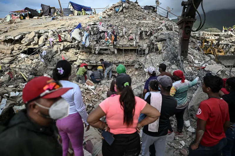Se ha confirmado la muerte de más de 5.300 personas en el terremoto, pero el gobierno no ha proporcionado una cifra oficial de desaparecidos.
