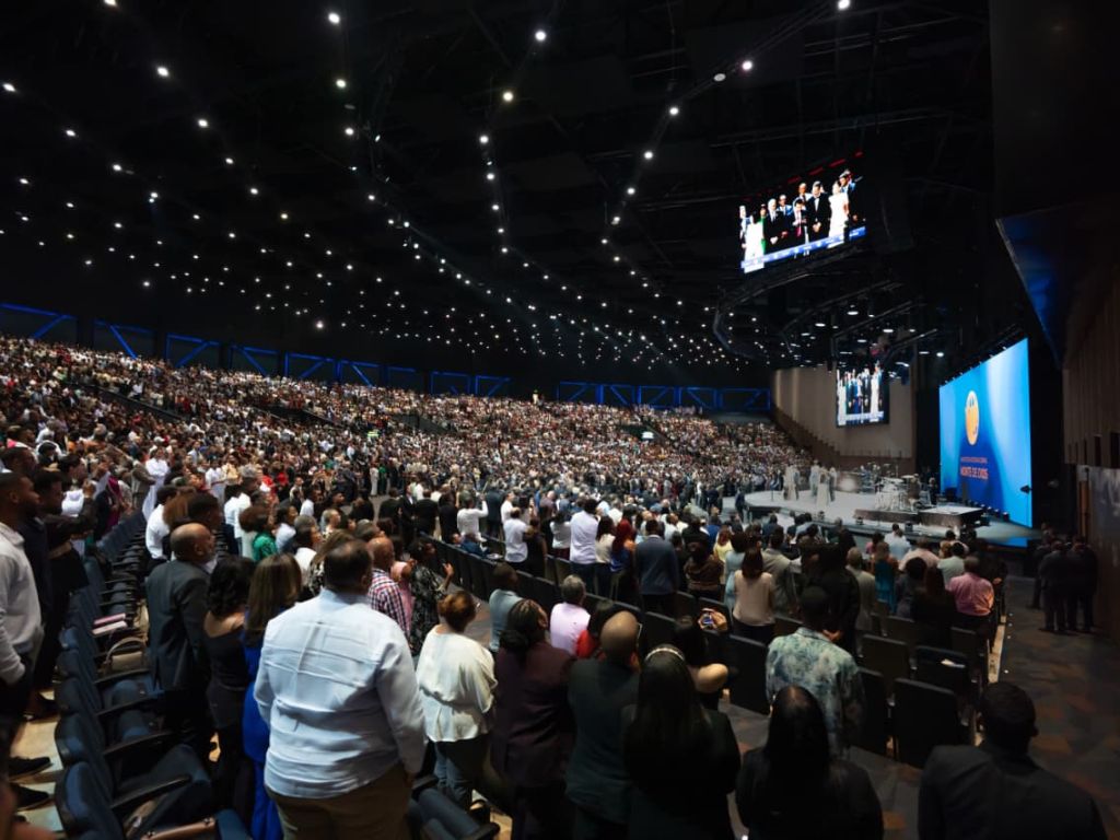 Abinader en culto de iglesia con capacidad para siete mil personas: “No me voy hasta que termine”