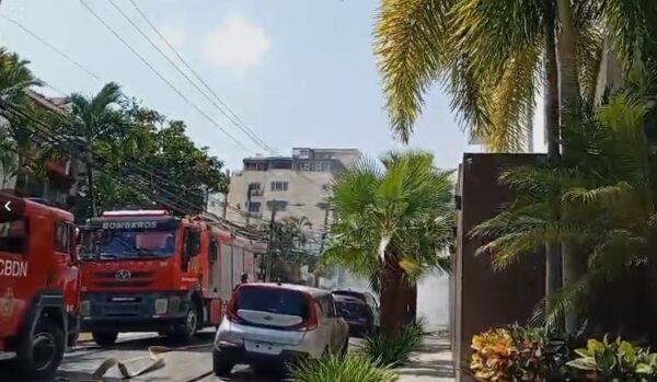 Incendio de dos vehículos en el sector Renacimiento genera alarma entre sus residentes.