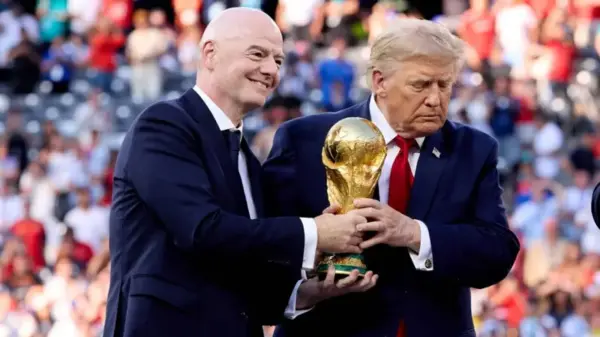 Infantino yendo a entregar la Copa del Mundo a España junto con Trump