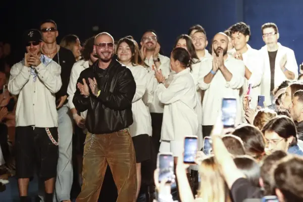 El cantante colombiano J Balvin (c) al finalizar la pasarela inaugural de Colombiamoda, en Medellín (Colombia).
