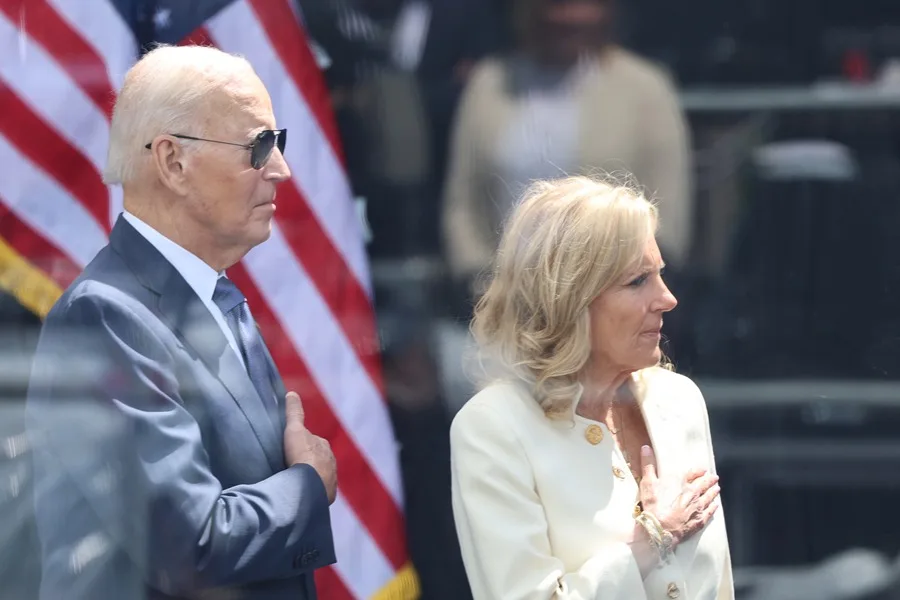 Fotografía de archivo del expresidente estadounidense Joe Biden (i) y su esposa Jill Biden, en Chicago (EE.UU.). EFE