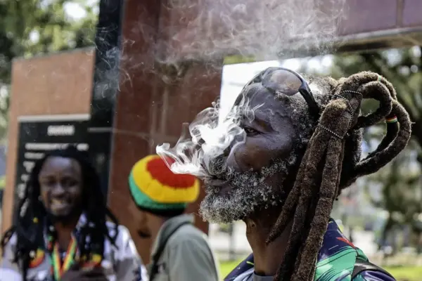 Un miembro de Sociedad Rastafari de Kenia (RSK), fuma marihuana a las puertas del tribunal de Nairobi que ha rechazado su legalización.