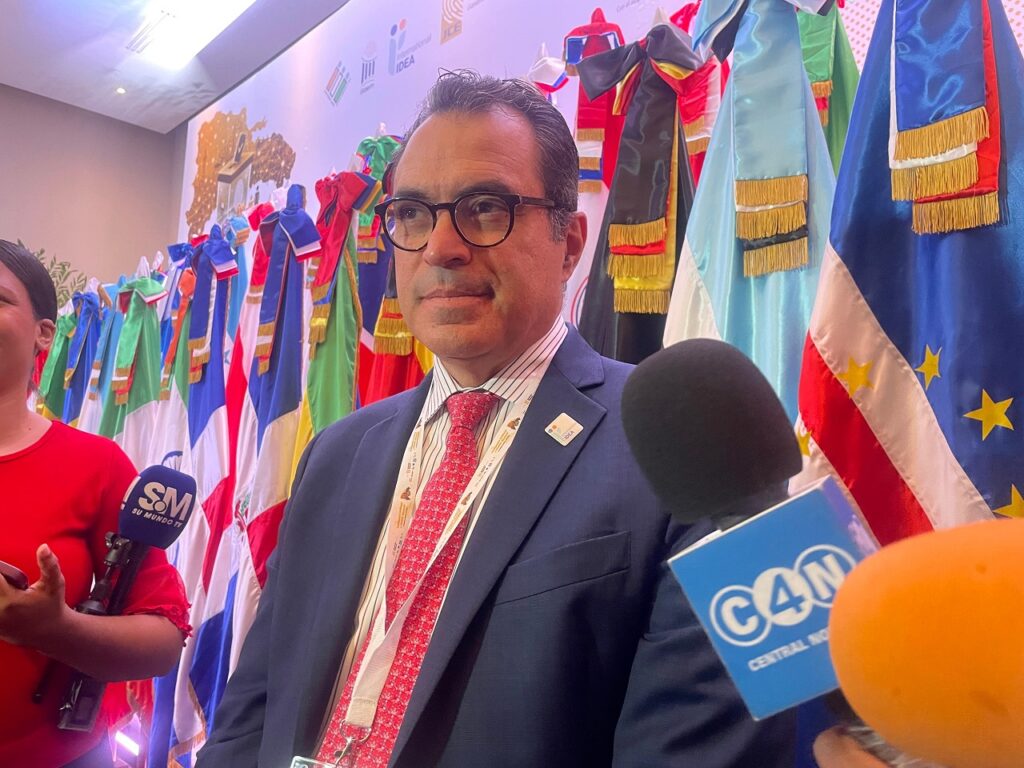 Kevin Casas, secretario general de IDEA Internacional, indicó que el uso de la inteligencia artificial es cada vez más importante y un factor ineludible en las elecciones. José de León.