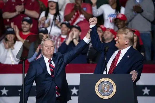 El presidente de EE.UU.,Donald Trump (d) y el senador republicano Lindsey Graham (i), en un mitin en Carolina del Sur. EFE