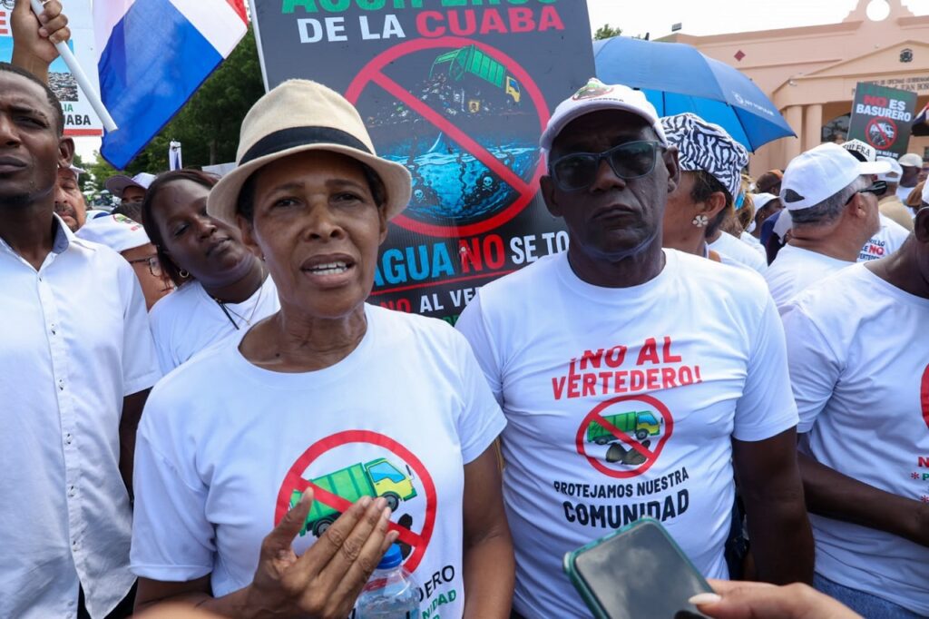 La Cuaba lleva su protesta al Palacio Nacional y advierte: "No permitiremos un vertedero en nuestra comunidad"