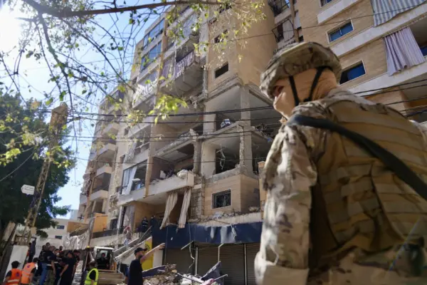 Un soldado del ejército se encuentra en el lugar de un ataque aéreo israelí contra un apartamento en los suburbios del sur de Beirut, Líbano, 07 de junio de 2026. EFE/