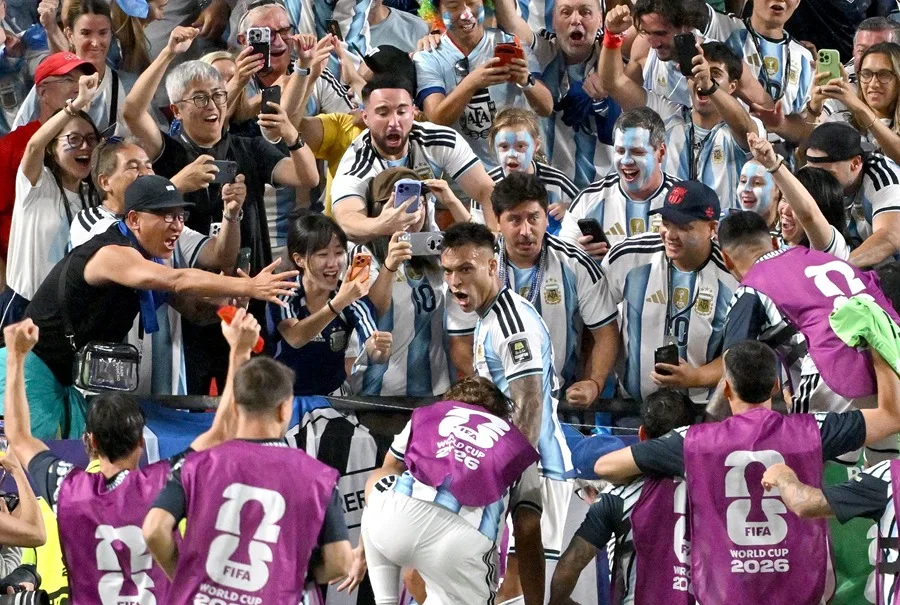 Lautaro Martínez (c) de Argentina celebra tras marcar el tercer gol de Argentina frente a Suiza este sábado, en Kansas (EE.UU.).