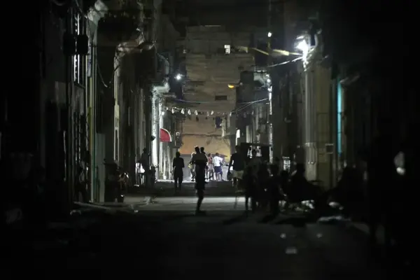 Fotografía de archivo de personas caminando durante un apagón, en La Habana (Cuba). EFE