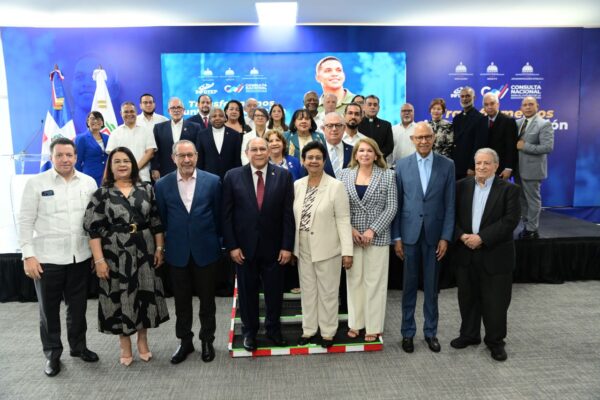 Rafael Santos Badía junto autoridades