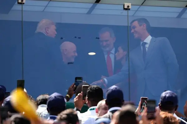 El presidente de Estados Unidos, Donald Trump (i) saluda al presidente del Gobierno español, Pedro Sánchez, ante rey Felipe VI, en la final del Mundial entre España y Argentina.