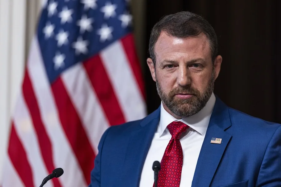 Foto del secretario de Seguridad Nacional de Estados Unidos, Markwayne Mullin, hablando con la prensa en Washington (EE.UU.) este viernes. EFE