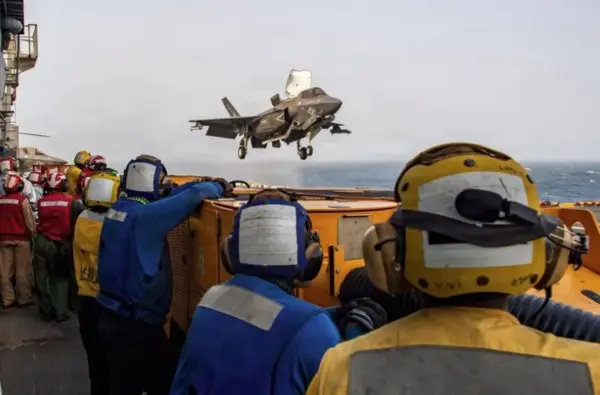Militares de EE.UU. a bordo del buque de asalto anfibio USS Boxer (LHD 4) apoyan operaciones de vuelo desde el mar Arábigo mientras el CENTCOM hace cumplir el bloqueo naval contra Irán