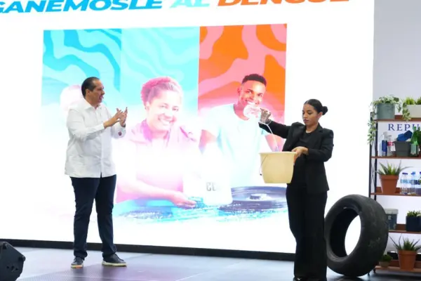 Ministro de Salud, Víctor Atallah, llamó a la población a eliminar los criaderos del mosquito transmisor del dengue. Fuente externa.