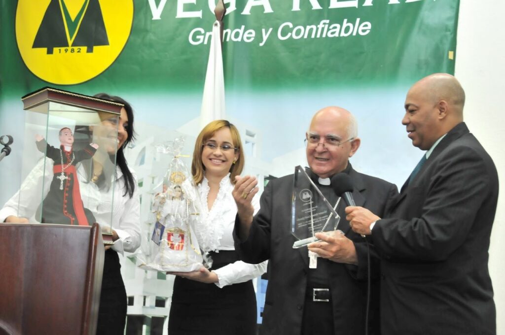 Monseñor Camilo, durante una conferencia en La Vega, hablando del pensamiento social del padre Montesinos y el padre Pablo Steele. Foto de Cooperativa Vega Real.