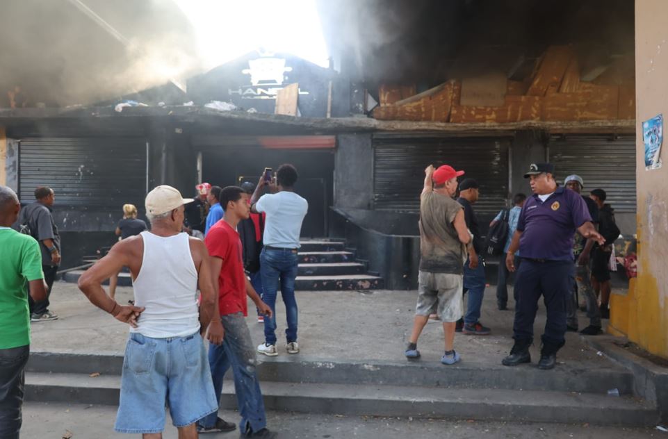 Incendio destruye gran parte de la tienda "Hanell Muebles" en Villa María
