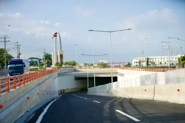 Nuevo túnel de la Plaza de la Bandera. jpg.