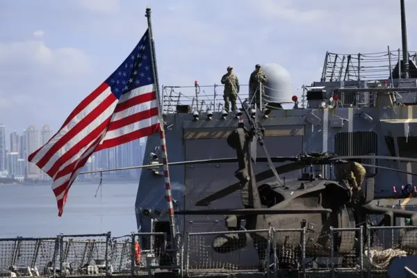 Integrantes de las Fuerzas Armadas caminan en la cubierta del buque USS Gridley en una fotografía de archivo. EFE