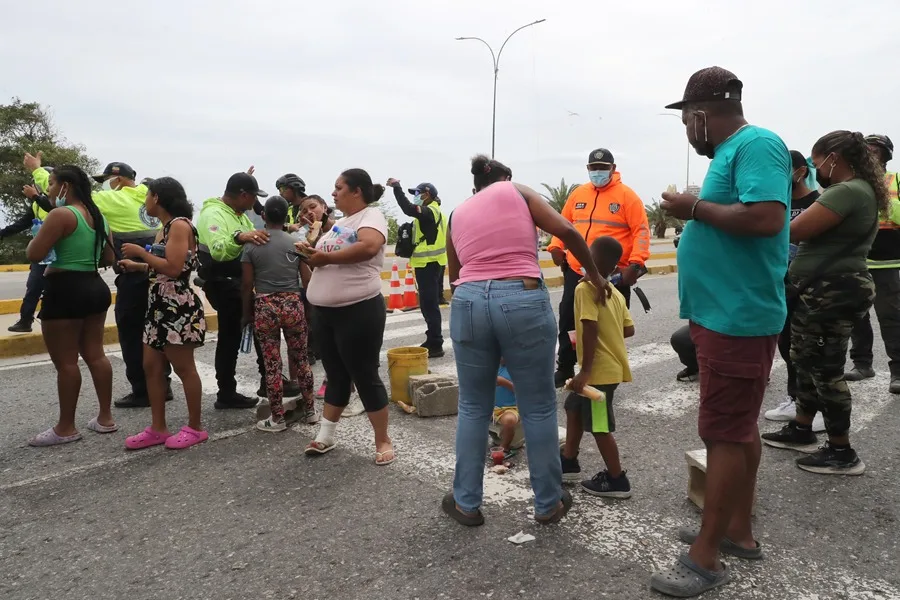 La gente protesta este sábado por la falta de respuesta del Gobierno tras el terremoto en la zona de Carabaleda de La Guaira (Venezuela). EFE