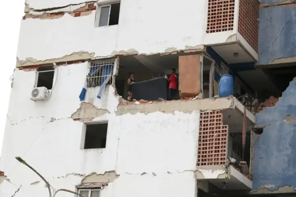 Personas sacan este sábado sus pertenencias de un edificio afectado por los terremotos ocurridos en la zona de Caraballeda, en La Guaira (Venezuela). EFE