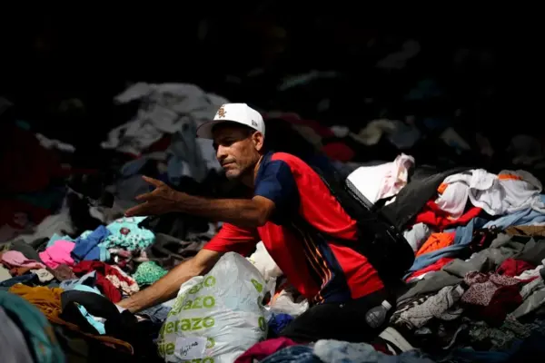 Una persona selecciona ropa este sábado, en La Guaira (Venezuela). EFE