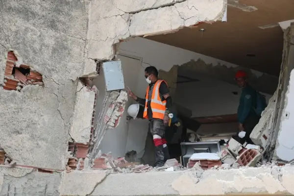 Un grupo de rescatistas realiza labores de búsqueda en los escombros de un edificio este sábado, en La Guaira (Venezuela). EFE