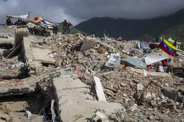 Voluntarios realizan labores de remoción de escombros de edificios destruidos por terremotos, en Caraballeda (Venezuela).