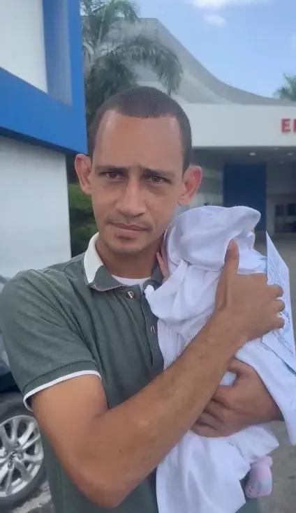 Padre con recien nacido para vacunas. jpg.