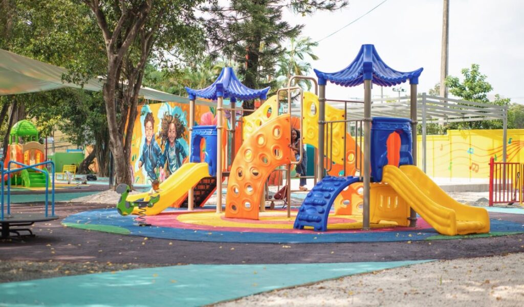 Alcaldía de Higüey reinaugura el parque infantil "El Mundo de los Colores" con inversión de más de RD$16 millones