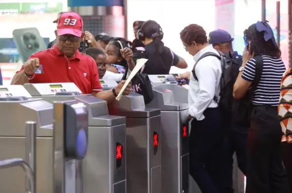 Pasajeros utilizan servicio-del Metro de Santo Domingo. JPG.