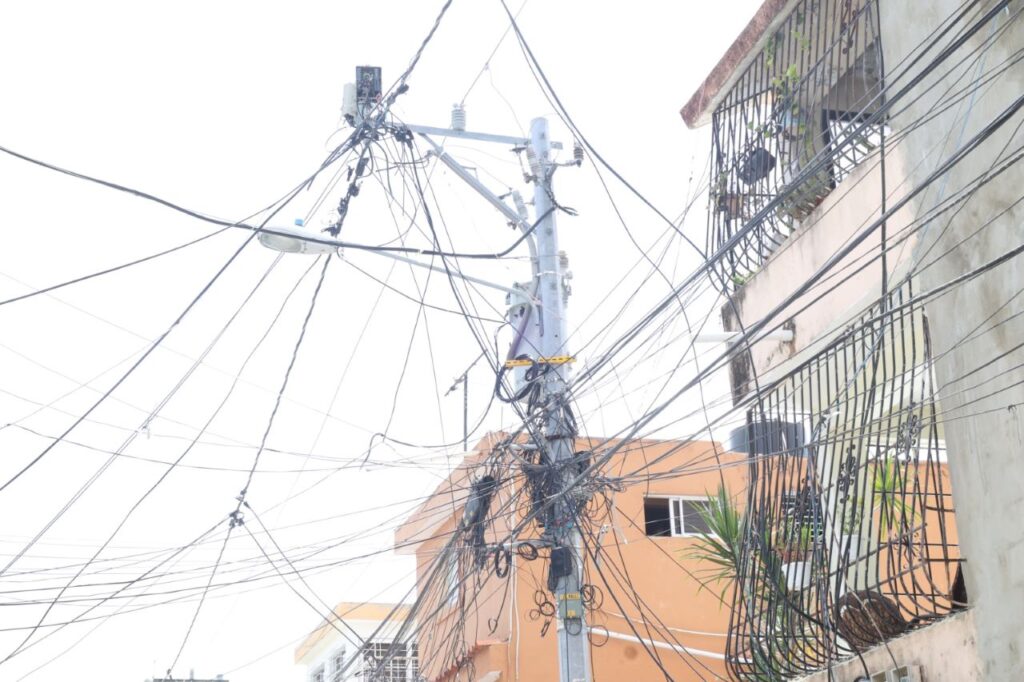 “Esto es un abuso”: residentes de Los Mina Sur denuncian que llevan cuatro días sin electricidad