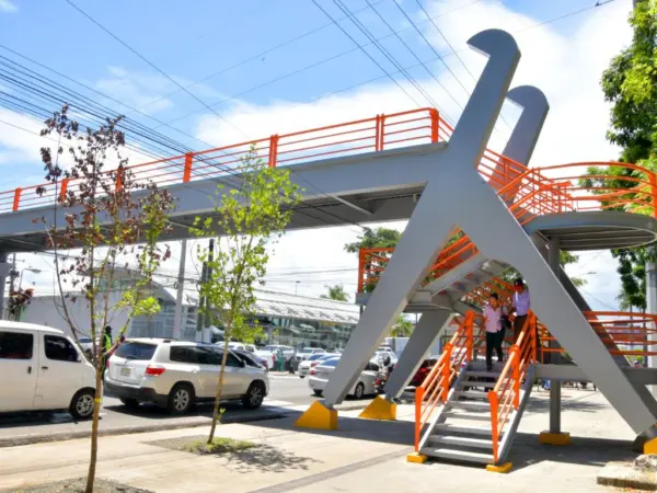 Puente peatonal José Ortega y Gasset.