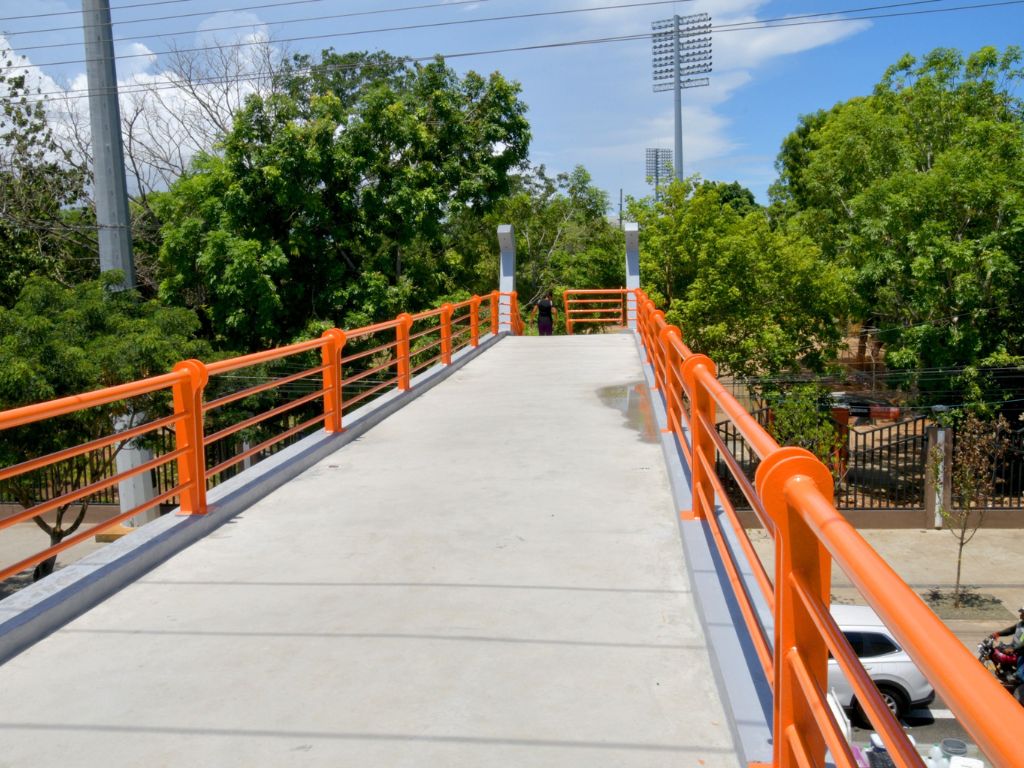 Habilitan puente peatonal en la avenida Ortega y Gasset