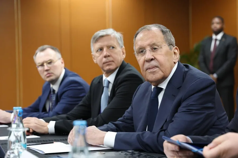 Los ministros de Exteriores de Rusia y EE. UU. se reúnen en Manila para tratar el posible fin de la guerra en Ucrania