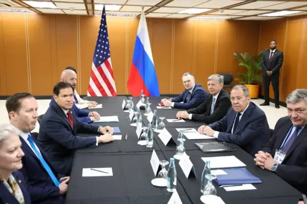 Los jefes de la diplomacia de Estados Unidos y Rusia, Marco Rubio (3i) y Serguéi Lavrov (2d), respectivamente, este jueves en Manila.