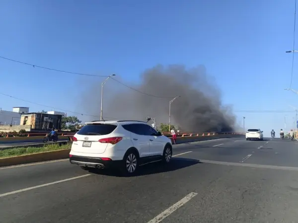 Reportan gran humareda en la parte baja del Expreso V Centenario